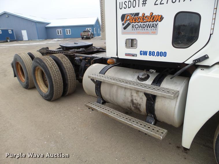 image for item DD0744 2007 Freightliner Columbia semi truck