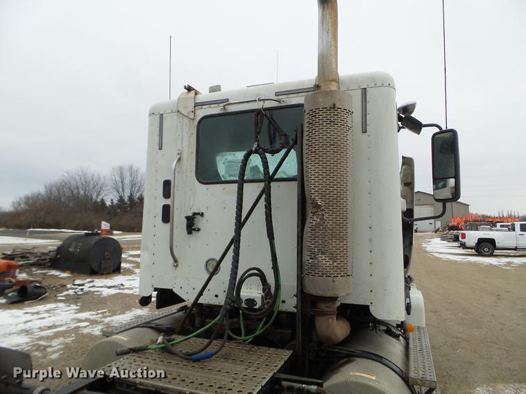 image for item DD0744 2007 Freightliner Columbia semi truck