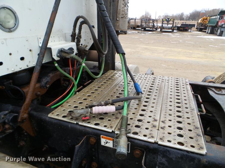 image for item DD0744 2007 Freightliner Columbia semi truck