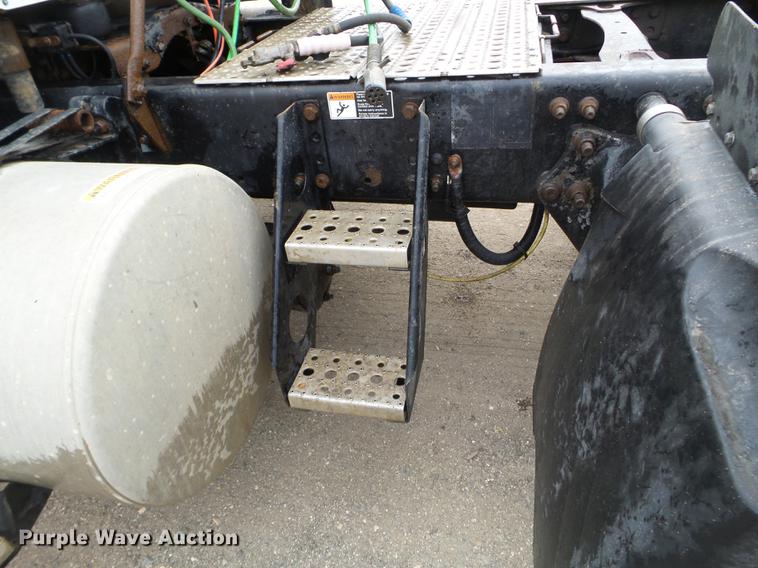 image for item DD0744 2007 Freightliner Columbia semi truck