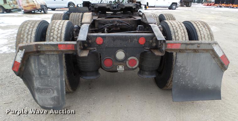 image for item DD0744 2007 Freightliner Columbia semi truck