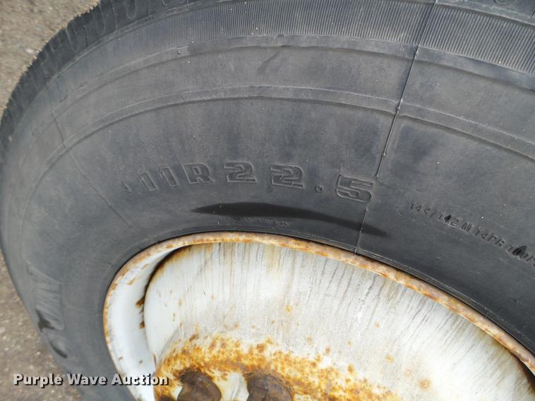 image for item DD0744 2007 Freightliner Columbia semi truck