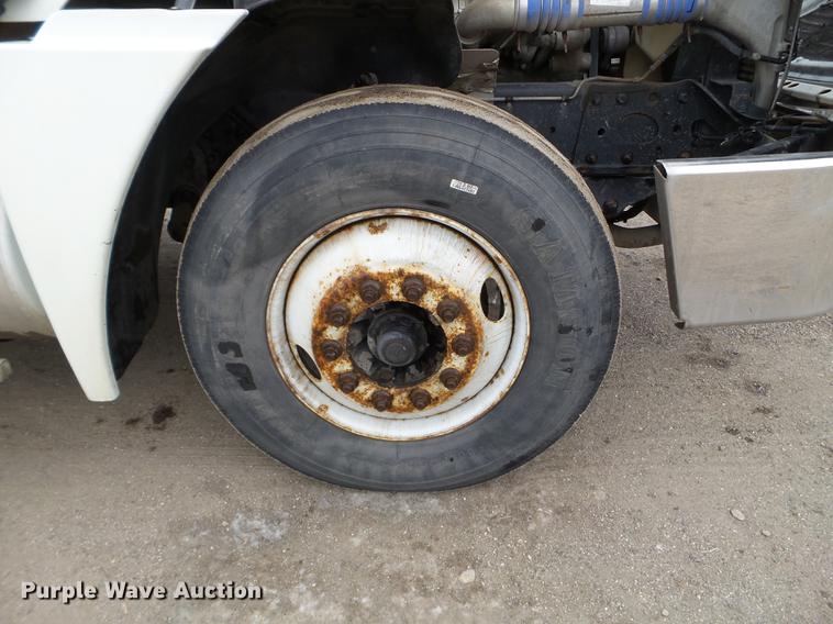 image for item DD0744 2007 Freightliner Columbia semi truck