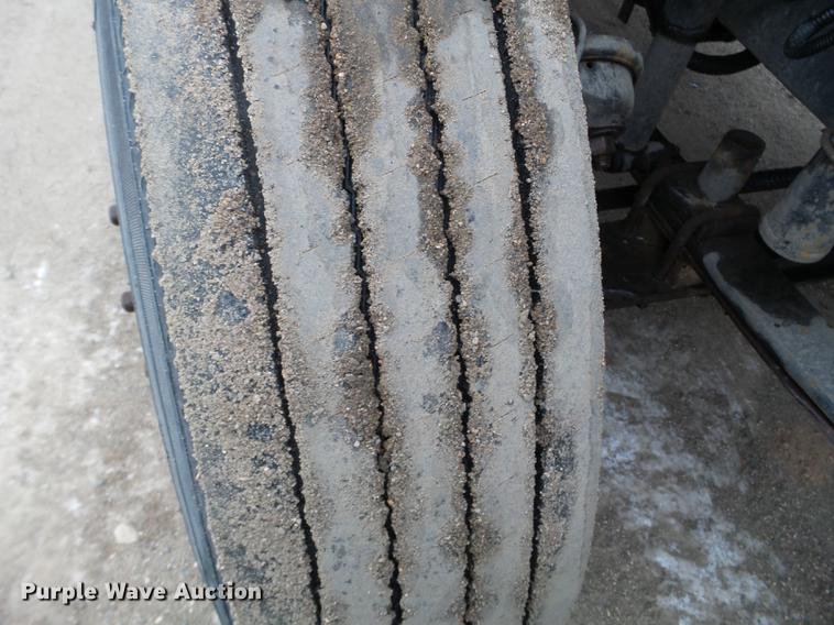 image for item DD0744 2007 Freightliner Columbia semi truck