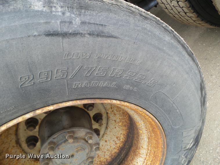 image for item DD0744 2007 Freightliner Columbia semi truck