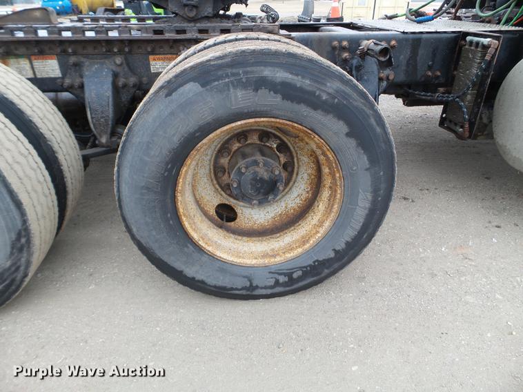 image for item DD0744 2007 Freightliner Columbia semi truck