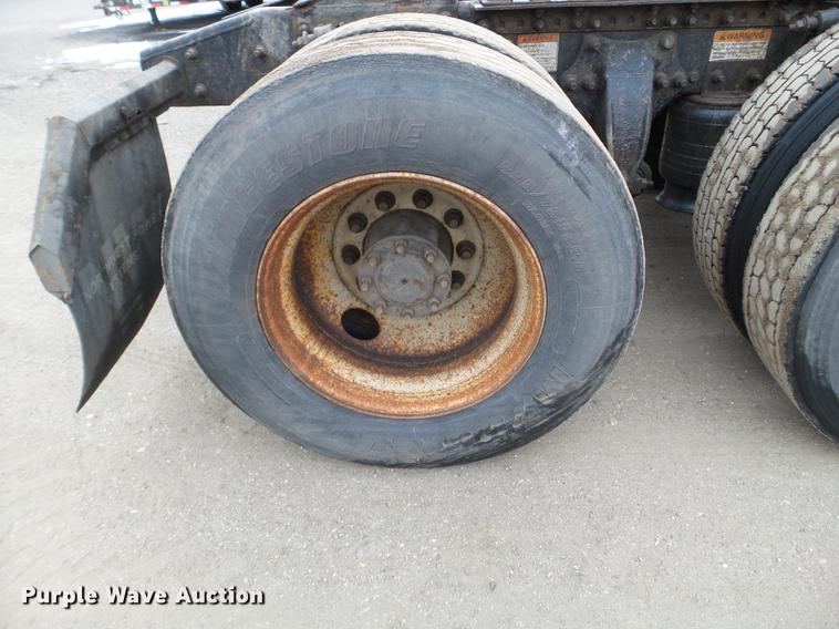 image for item DD0744 2007 Freightliner Columbia semi truck