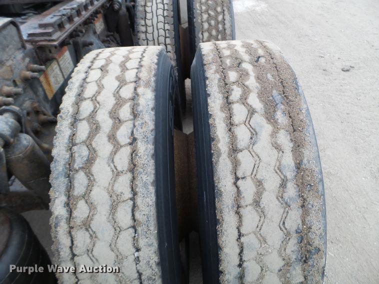 image for item DD0744 2007 Freightliner Columbia semi truck