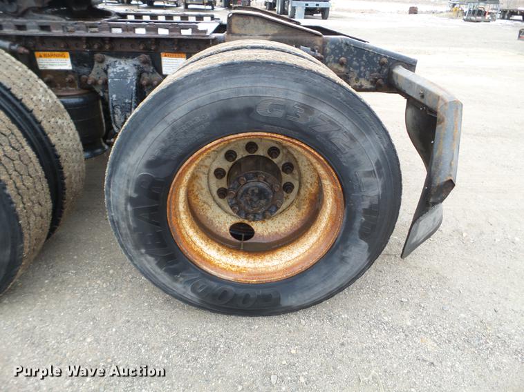 image for item DD0744 2007 Freightliner Columbia semi truck