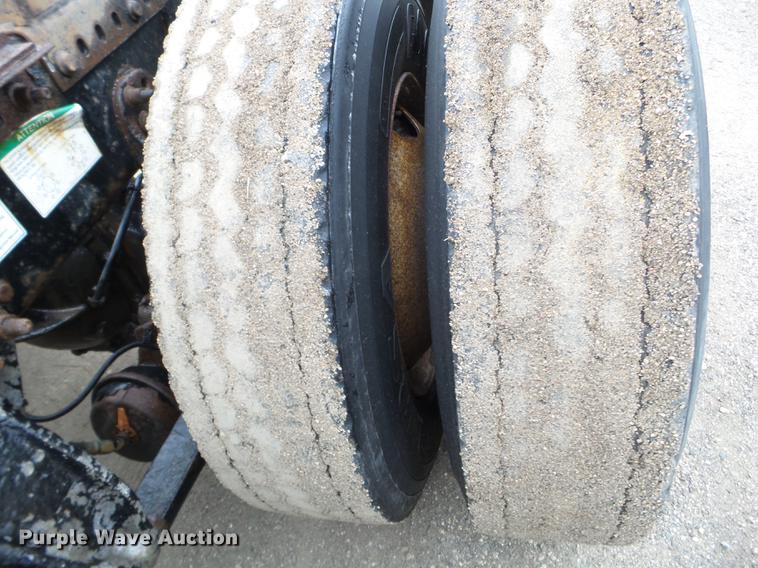 image for item DD0744 2007 Freightliner Columbia semi truck