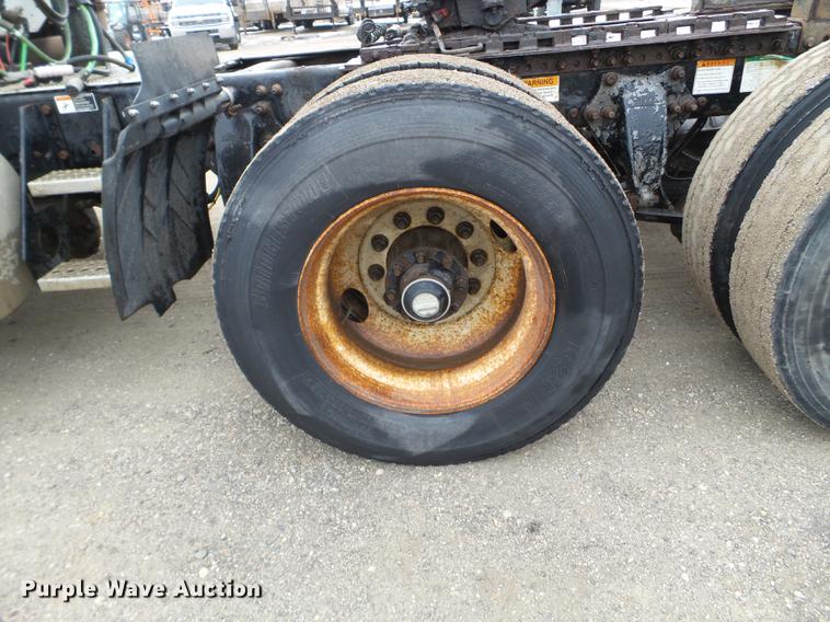 image for item DD0744 2007 Freightliner Columbia semi truck