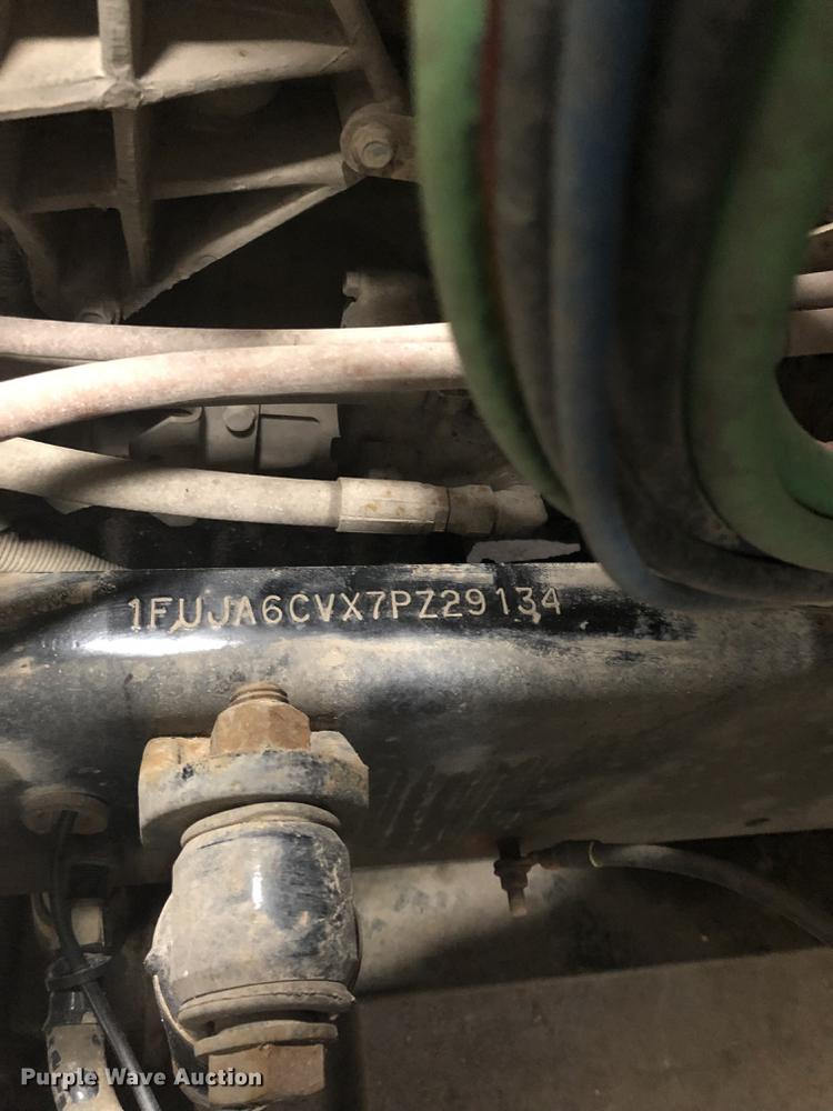 image for item DD0744 2007 Freightliner Columbia semi truck