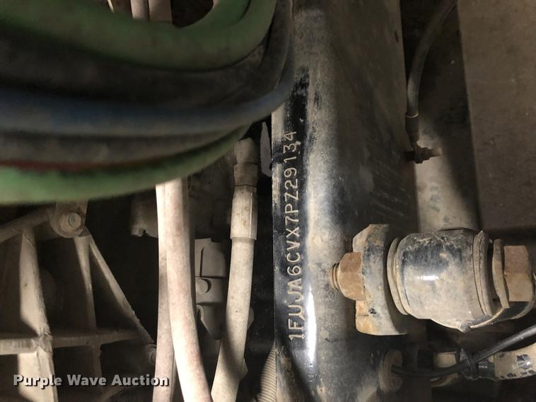 image for item DD0744 2007 Freightliner Columbia semi truck