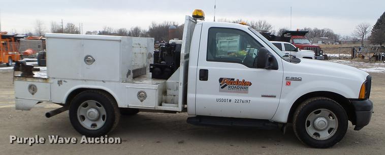 image for item DD0746 2006 Ford F350 Super Duty service truck