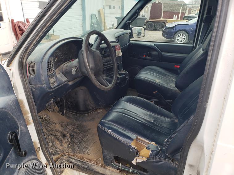 image for item AV9376 2002 Chevrolet Astro van