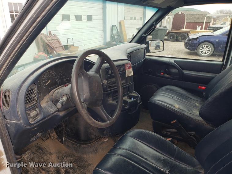 image for item AV9376 2002 Chevrolet Astro van
