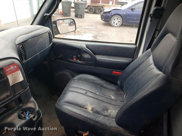 image for item AV9376 2002 Chevrolet Astro van
