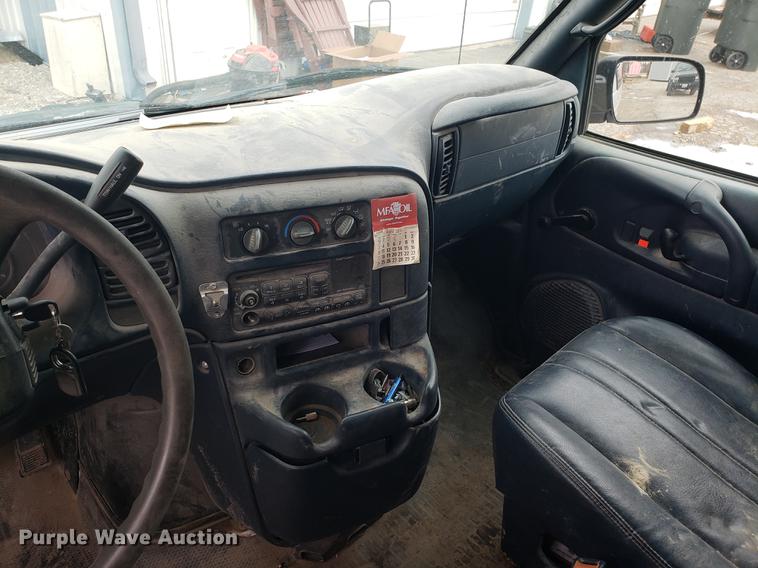 image for item AV9376 2002 Chevrolet Astro van