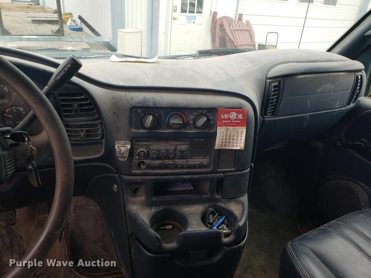 image for item AV9376 2002 Chevrolet Astro van