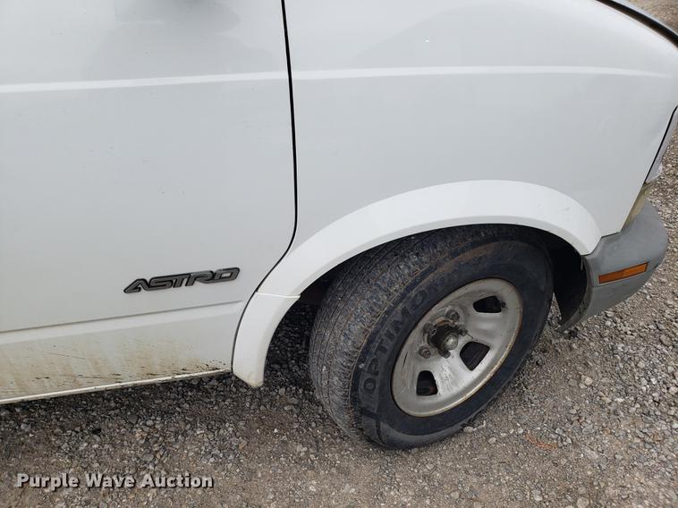 image for item AV9376 2002 Chevrolet Astro van