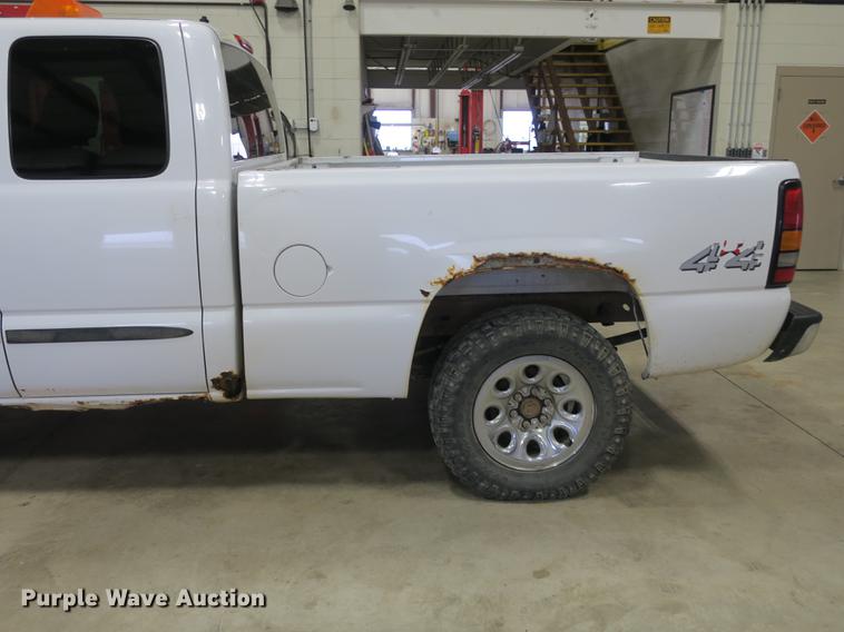 image for item DB8919 2005 GMC K1500 Ext. Cab pickup truck