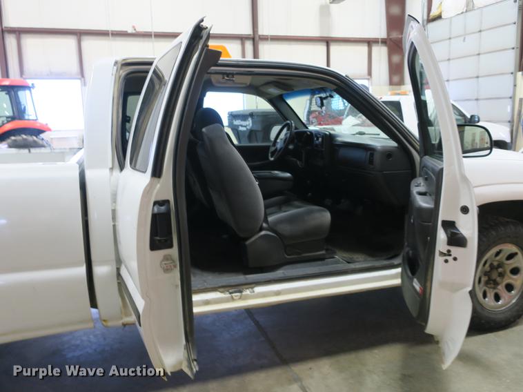 image for item DB8919 2005 GMC K1500 Ext. Cab pickup truck