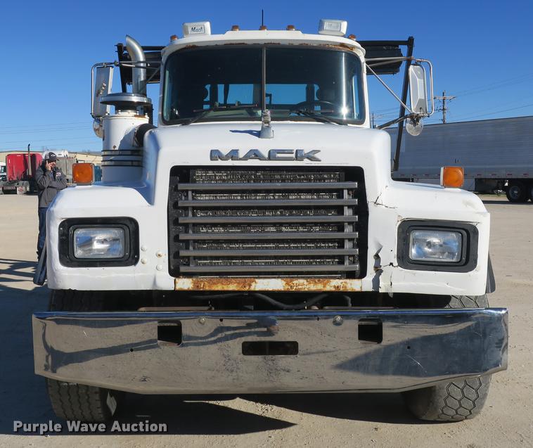 image for item DB8921 1999 Mack RD688S hook truck