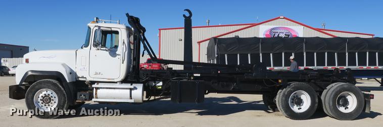 image for item DB8921 1999 Mack RD688S hook truck