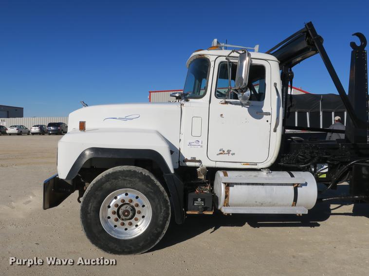 image for item DB8921 1999 Mack RD688S hook truck