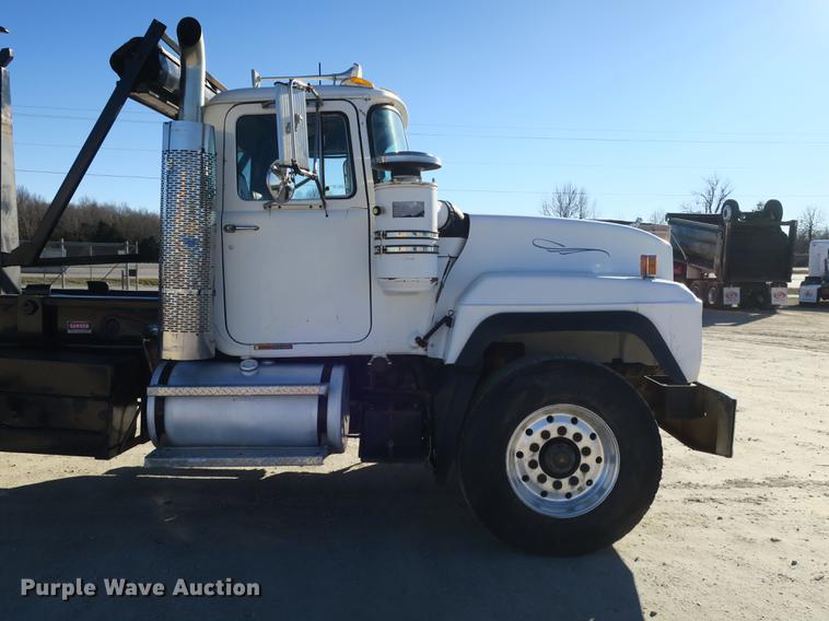 image for item DB8921 1999 Mack RD688S hook truck