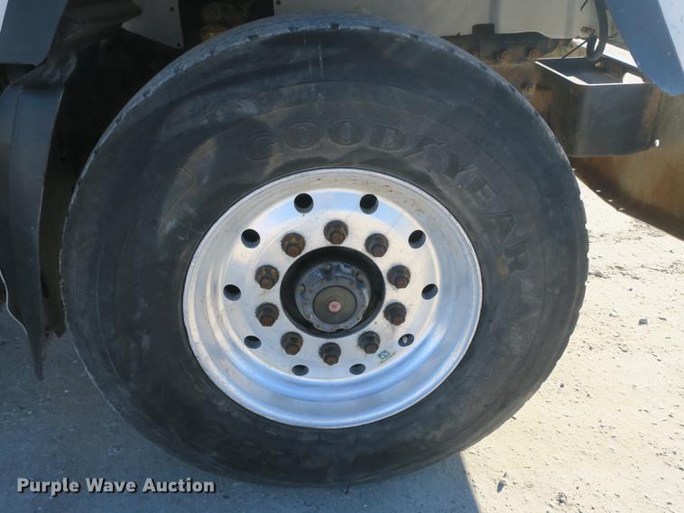 image for item DB8921 1999 Mack RD688S hook truck