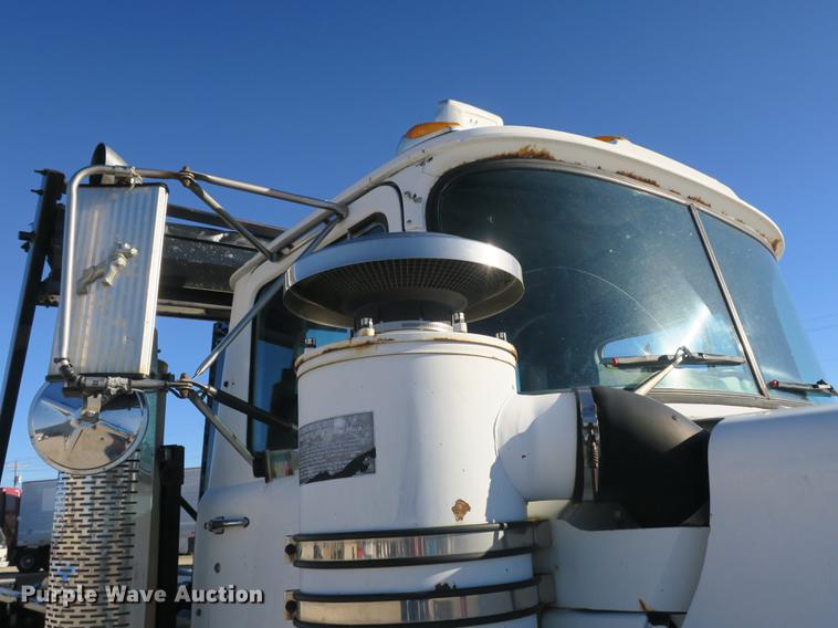 image for item DB8921 1999 Mack RD688S hook truck