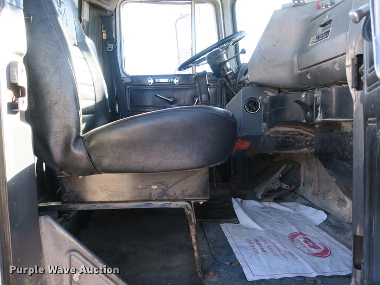 image for item DB8921 1999 Mack RD688S hook truck