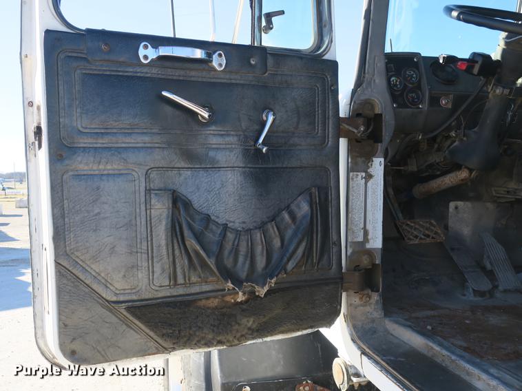 image for item DB8921 1999 Mack RD688S hook truck