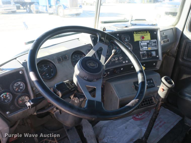 image for item DB8921 1999 Mack RD688S hook truck