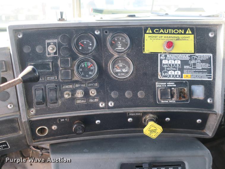 image for item DB8921 1999 Mack RD688S hook truck