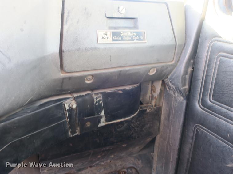 image for item DB8921 1999 Mack RD688S hook truck