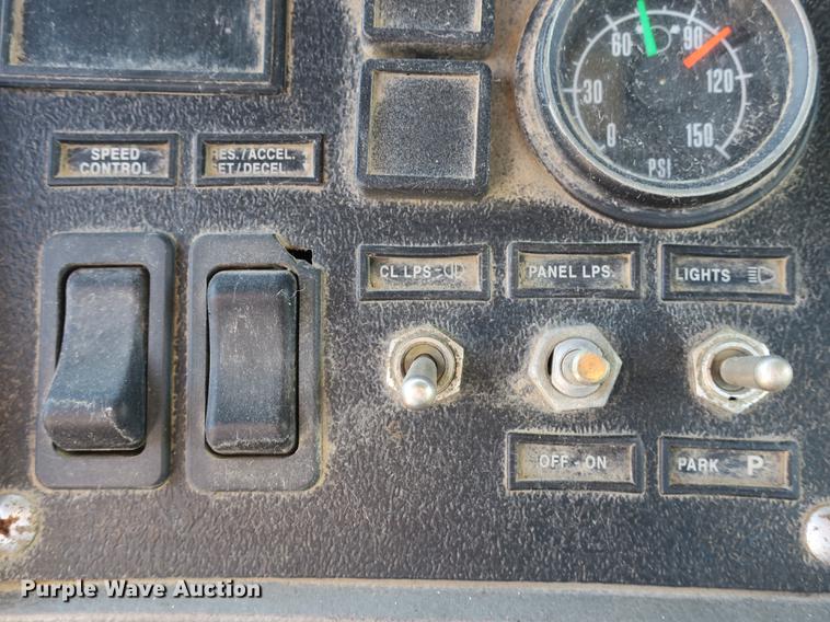 image for item DB8921 1999 Mack RD688S hook truck