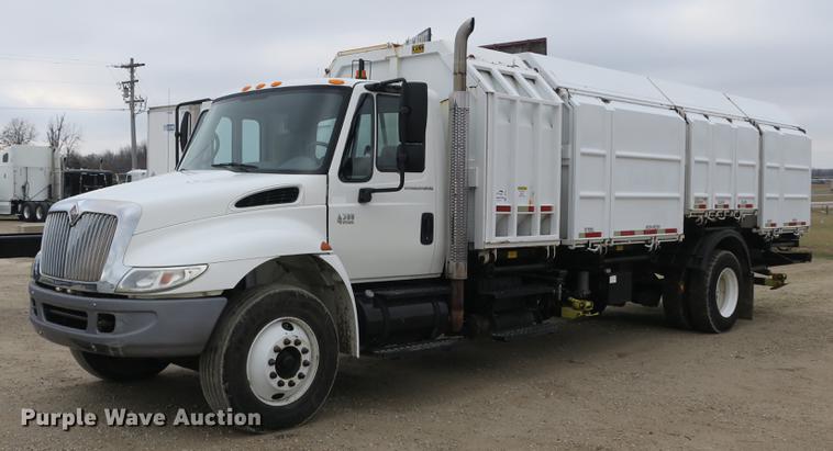 image for item DB8923 2005 International 4300 recycling truck