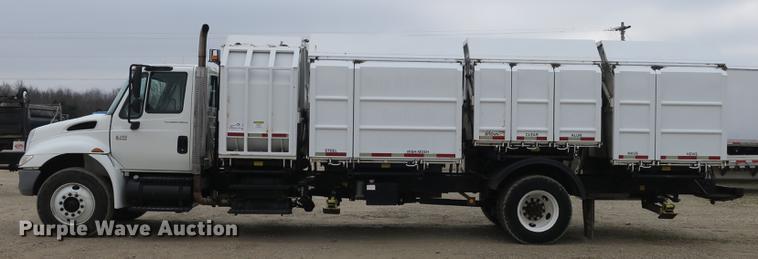 image for item DB8923 2005 International 4300 recycling truck