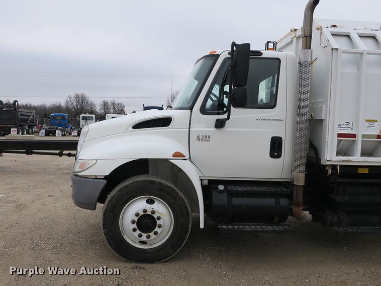 image for item DB8923 2005 International 4300 recycling truck