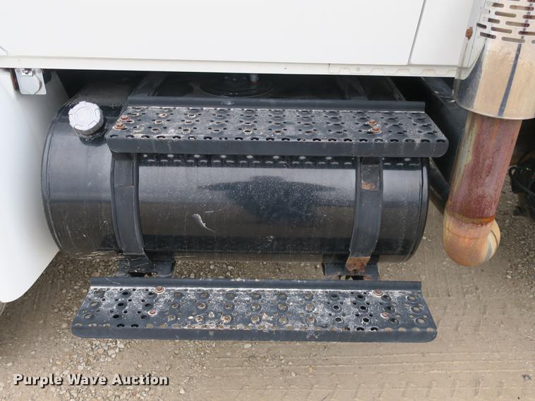 image for item DB8923 2005 International 4300 recycling truck