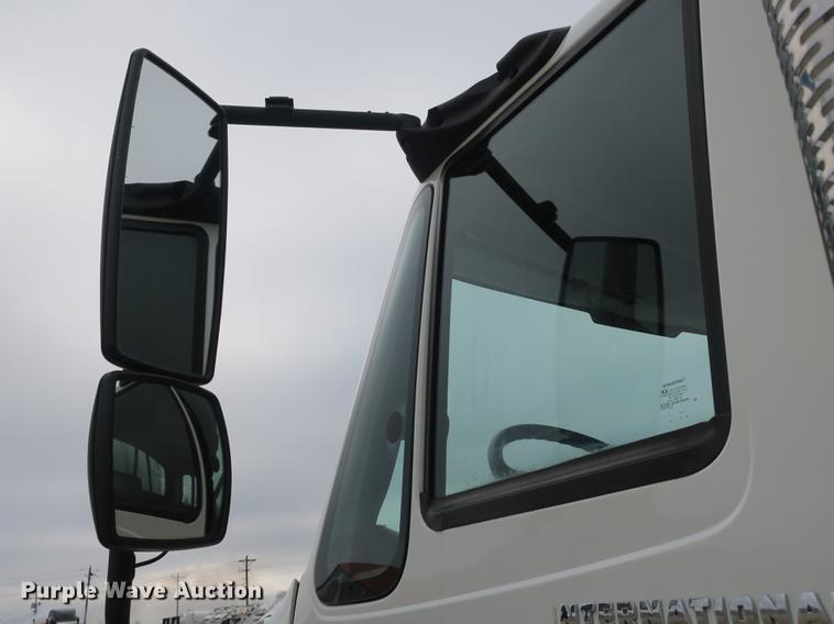 image for item DB8923 2005 International 4300 recycling truck