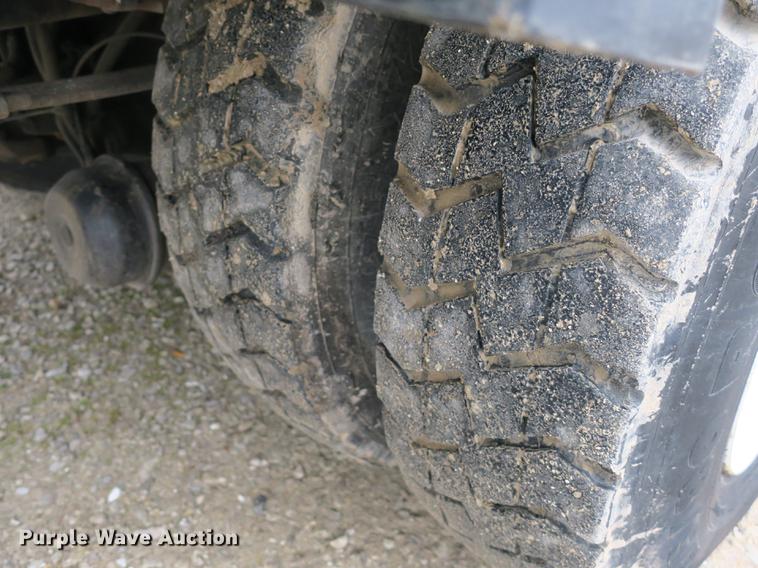 image for item DB8923 2005 International 4300 recycling truck