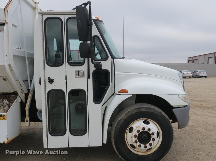 image for item DB8923 2005 International 4300 recycling truck