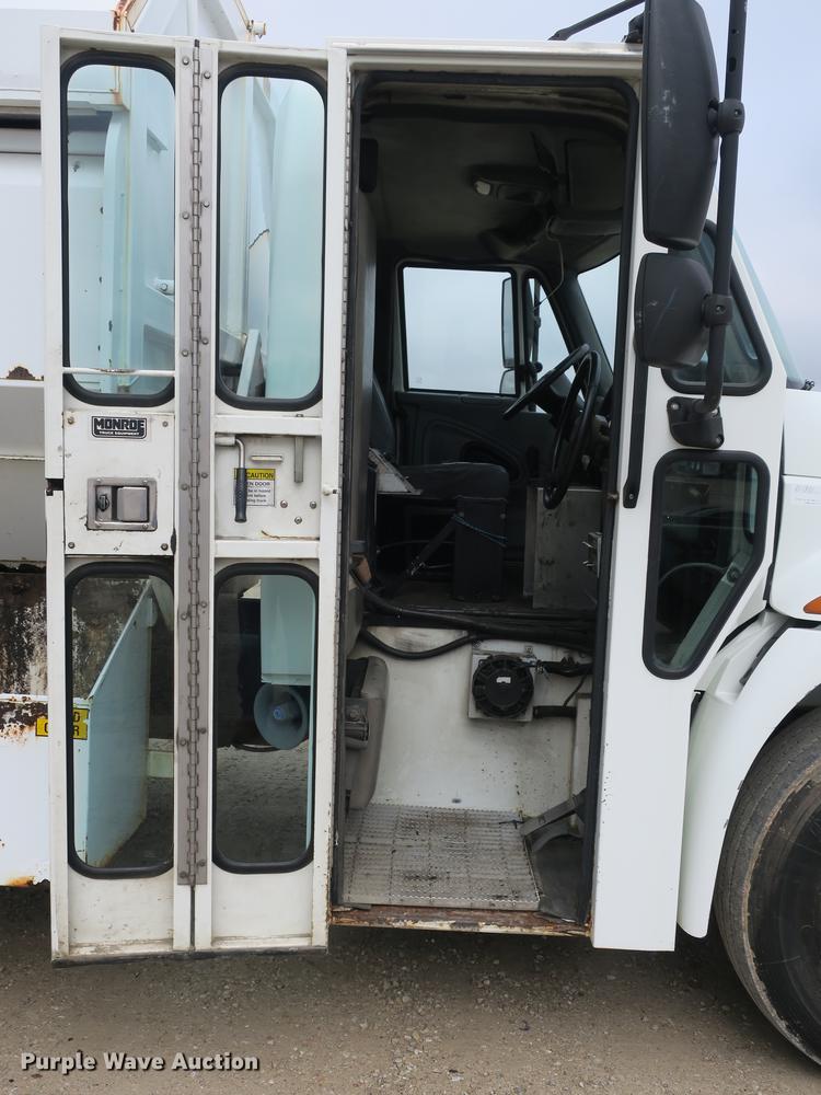 image for item DB8923 2005 International 4300 recycling truck