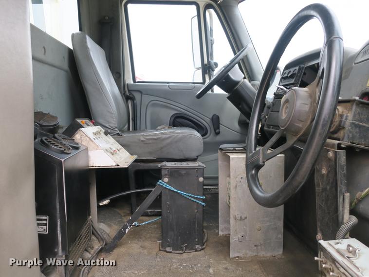 image for item DB8923 2005 International 4300 recycling truck