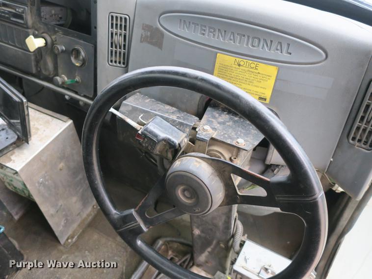 image for item DB8923 2005 International 4300 recycling truck