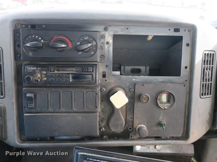 image for item DB8923 2005 International 4300 recycling truck