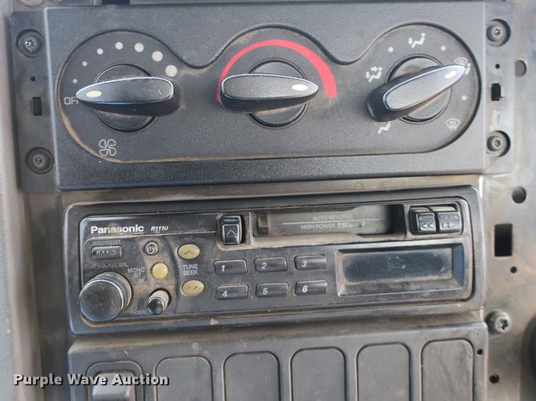 image for item DB8923 2005 International 4300 recycling truck